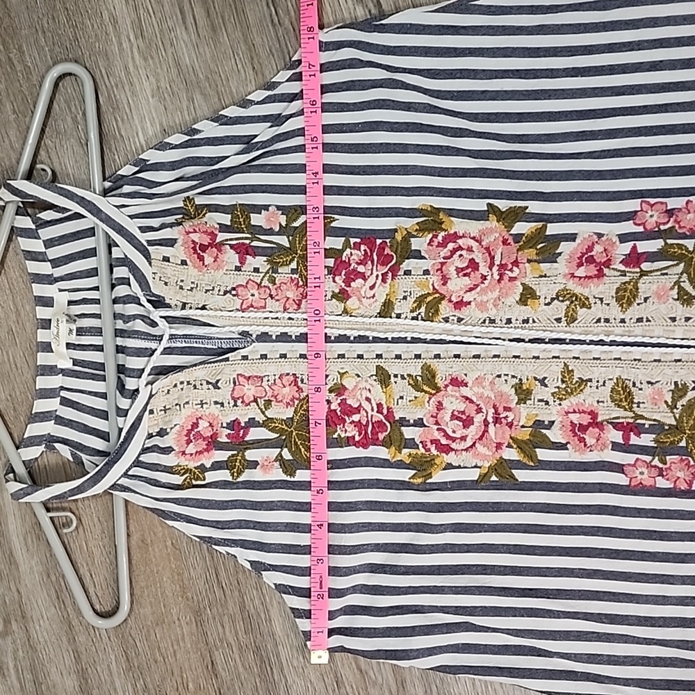 Andre By Unit Embroidered Top NWOT - Picture 4 of 8